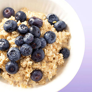 Oatmeal with Fresh Fruit - a generally ok green meal for preparing a workout training
